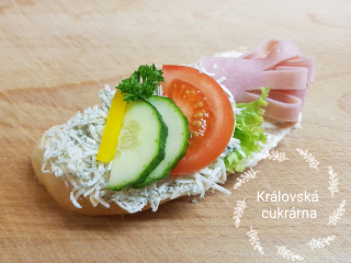Chlebíček nivový se šunkou na salátu